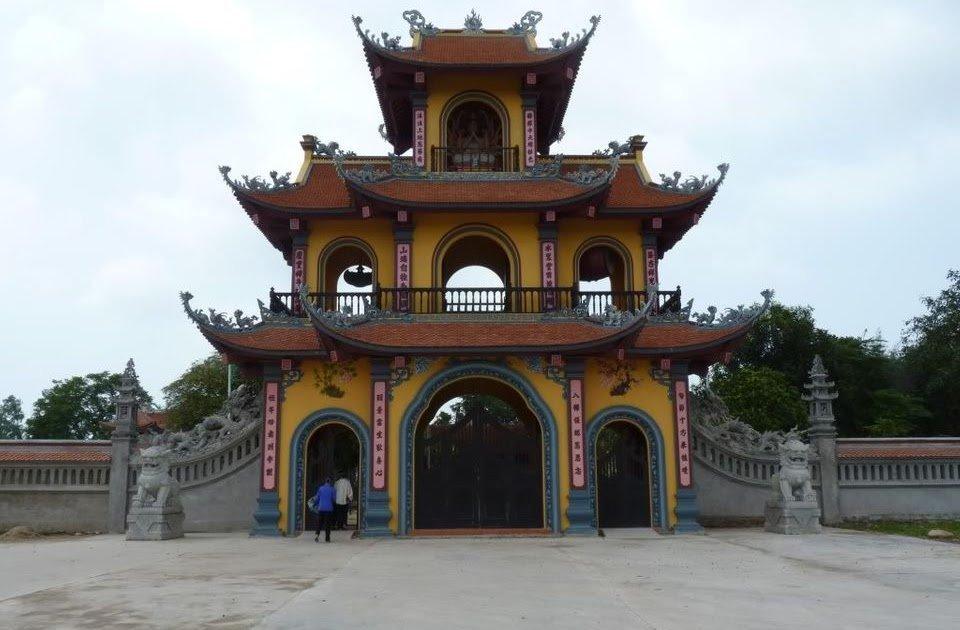 Phía ngoài cổng chùa Vạn Linh Khánh