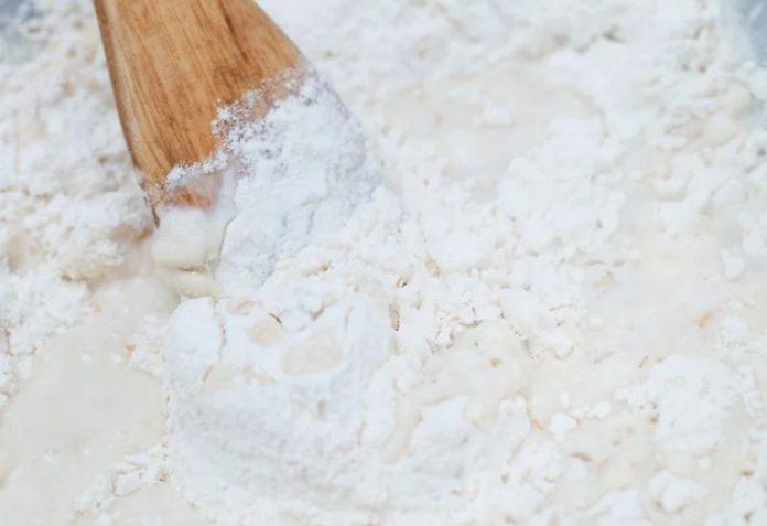 Chuẩn bị bột mì để làm vỏ bánh chuẩn bị bột