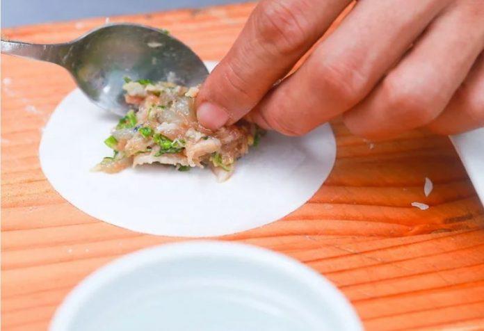 Cho nhân vào giữa phần vỏ há cảo để gói đặt nhân lên vỏ