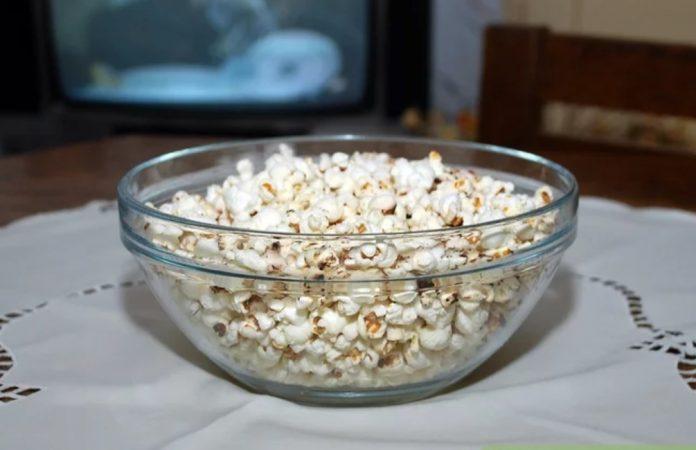 Đổ phần bỏng vừa nổ ra tô trộn (Ảnh: Internet)