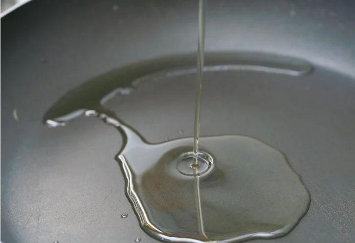 Làm nóng dầu ăn và bắt đầu chiên bánh đổ dầu vào chảo