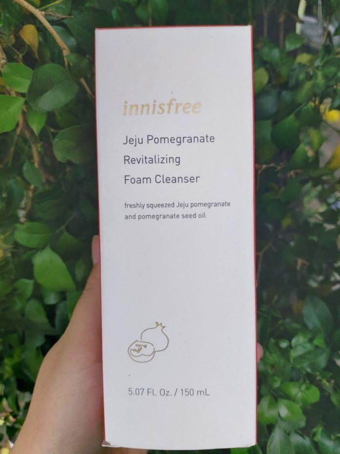 Sữa rửa mặt ngăn ngừa lão hóa da Innisfree Jeju Pomegranate Revitalizing Foam Cleanser. (Nguồn: Internet)