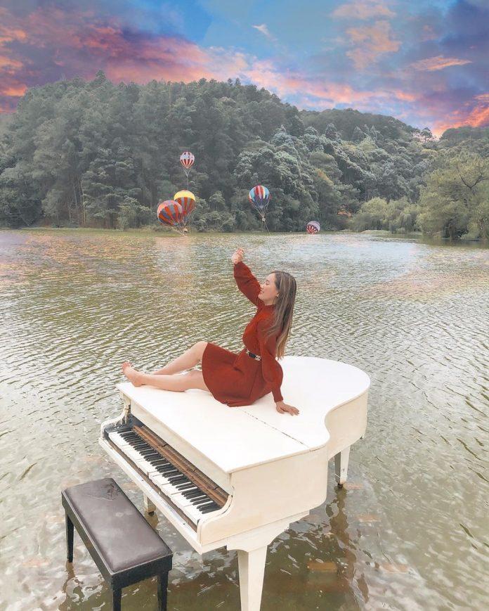 Chiếc đàn piano xinh xắn được đặt bên hồ nước là điểm nhấn của Lạc Tiên Giới