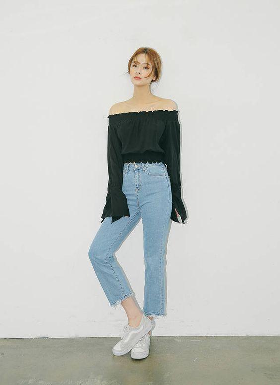 áo trễ vai đen phối quần jean. (nguồn ảnh: internet.) áo trễ vai đen phối quần jean. (nguồn ảnh: internet.)