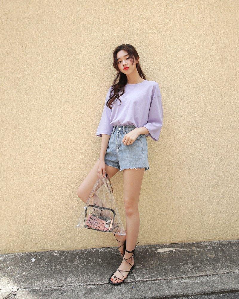áo thun trơn tím pastel phối quần jean. (nguồn ảnh: internet.)