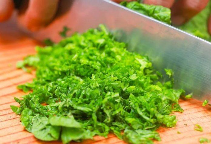 Thái nhỏ cải thảo cho vào một bát tô và cho thêm một chút muối thái bắp cải