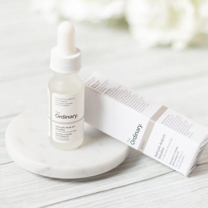 Tinh chất trị mụn The Ordinary Salicylic Acid 2% Solution có thiết kế tối giản mang đậm phong cách đặc trưng của hãng. (nguồn: Internet)