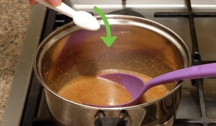 Thêm vào nước xốt caramen một muỗng cà phê baking soda (Ảnh: Internet)
