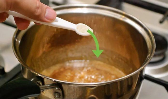 Thêm bột vani vào phần xốt caramen (Ảnh: Internet)