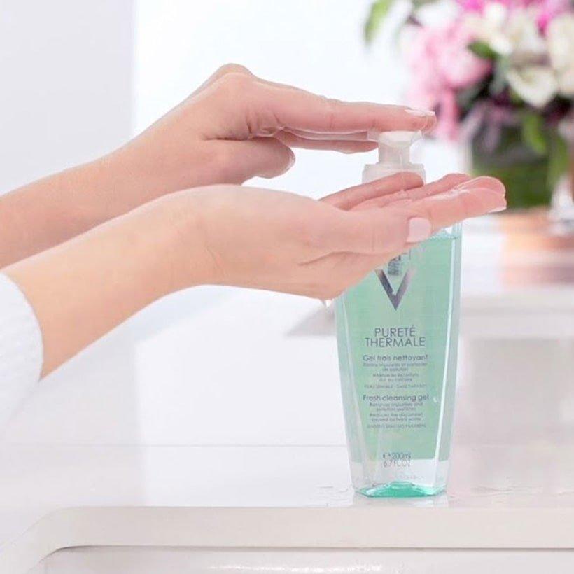 Với dạng gel rửa mặt trong suốt giảm thiểu tình trạng mất nước trong da, nàng đừng quên bổ sung gel rửa mặt Vichy vào bộ sưu tập sản phẩm làm sạch của mình nhé. (Ảnh: Internet)