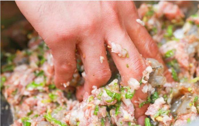 Trộn đều các nguyên liệu trong khoảng 10 phút trộn đều các nguyên liệu