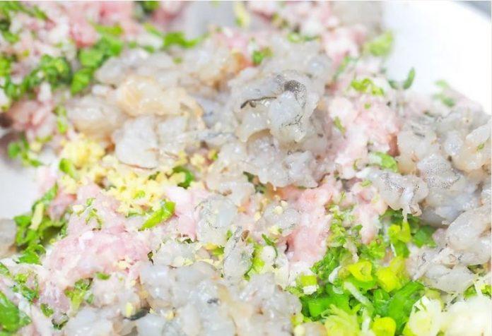 Thêm các nguyên liệu còn lại vào bát trộn đều trộn nhân