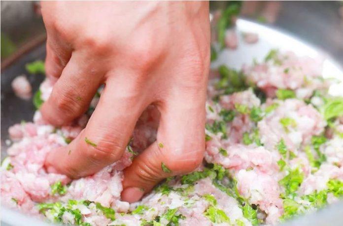 Trộn đều thịt băm với cải thảo trộn thịt