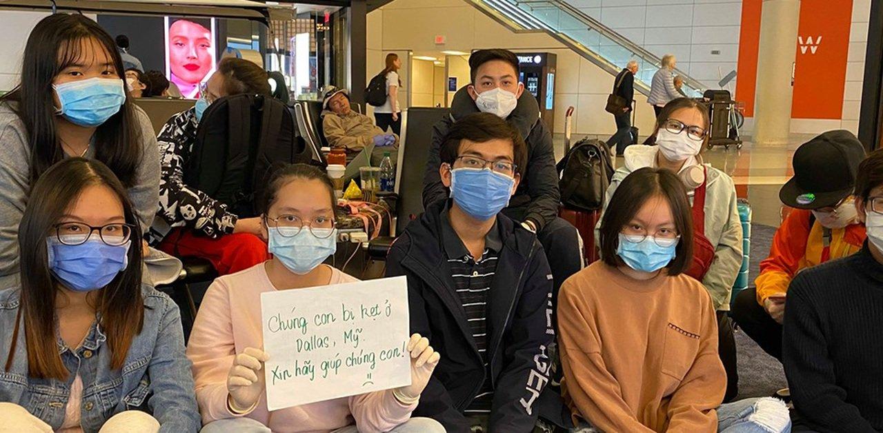 Du học sinh bị kẹt tại sân bay quốc tế
