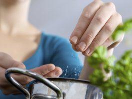 Nấu đồ ăn dặm cho trẻ dưới 1 tuổi có cần bỏ muối không