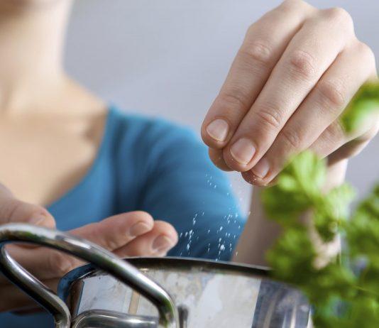 Nấu đồ ăn dặm cho trẻ dưới 1 tuổi có cần bỏ muối không