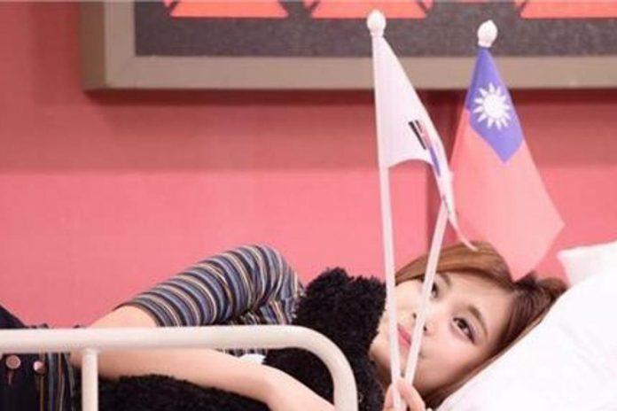 Tzuyu gây tranh cãi lớn khi cầm cờ Đài Loan trong chương trình thực tế ngay khi vừa ra mắt.