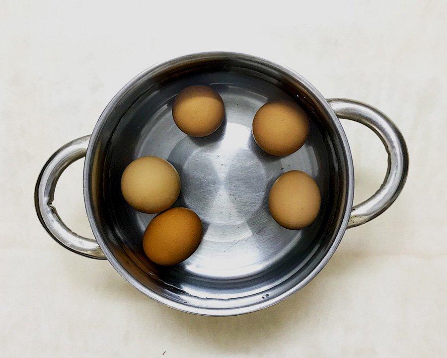 Bỏ trứng vào nước lạnh