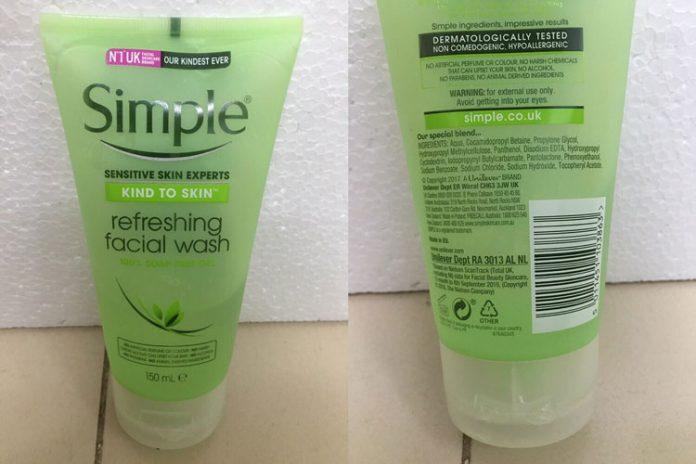 Sữa rửa mặt Simple Kind To Skin Refreshing Facial Wash Gel giúp làm sạch da, cấp ẩm cho da mềm mại mịn màng(Ảnh: Internet)