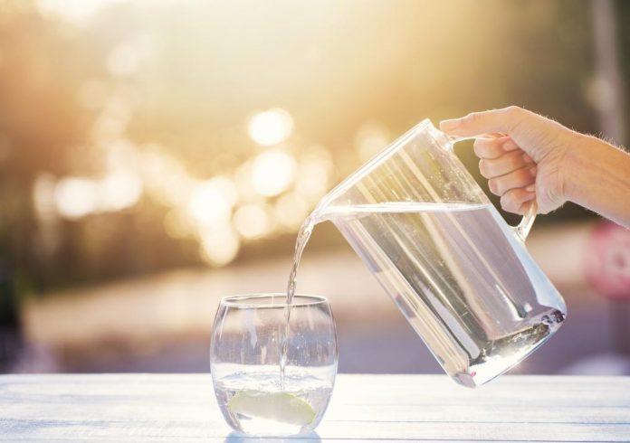 Uống nhiều nước lọc sẽ giúp bạn đào thải nhanh chất bị dị ứng (Nguồn ảnh: Internet)
