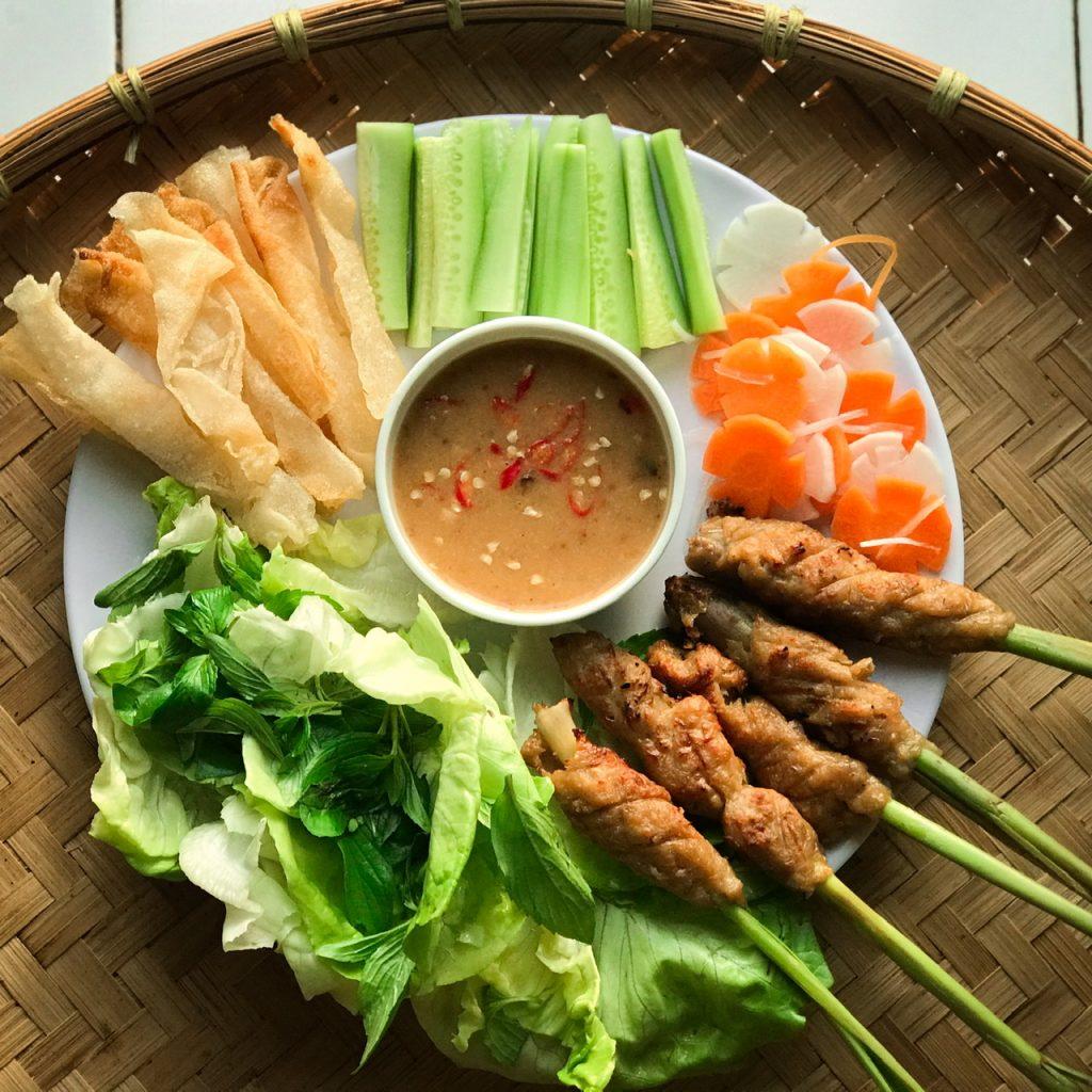 Nem lụi vàng thơm, nước tương đậm đà hòa quyện tạo nên một món ăn hấp dẫn. Nem lụi vàng thơm, nước tương đậm đà hòa quyện tạo nên một món ăn hấp dẫn.