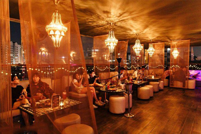 Những chiếc đèn vàng sáng lấp lánh được trang trí khắp mọi nơi (Nguồn: Facebook Zahrah Coffee Lounge & Rooftop)