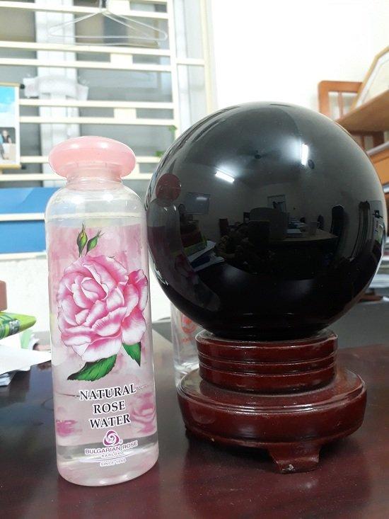 Tổng thể chai nước hoa hồng giống hình một cây nấm, ngộ nghĩnh, đáng yêu (ảnh: BlogAnChoi).