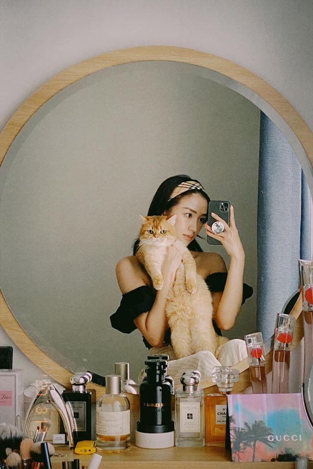 Cô nàng Sa Lim cùng băng đô hoạ tiết của Burberry (Nguồn: Internet)