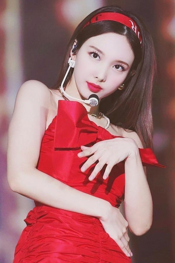 Na Yeon vô cùng rực rỡ với sắc đỏ đồng bộ từ đầm cho đến băng đô to bản (Nguồn: Internet)