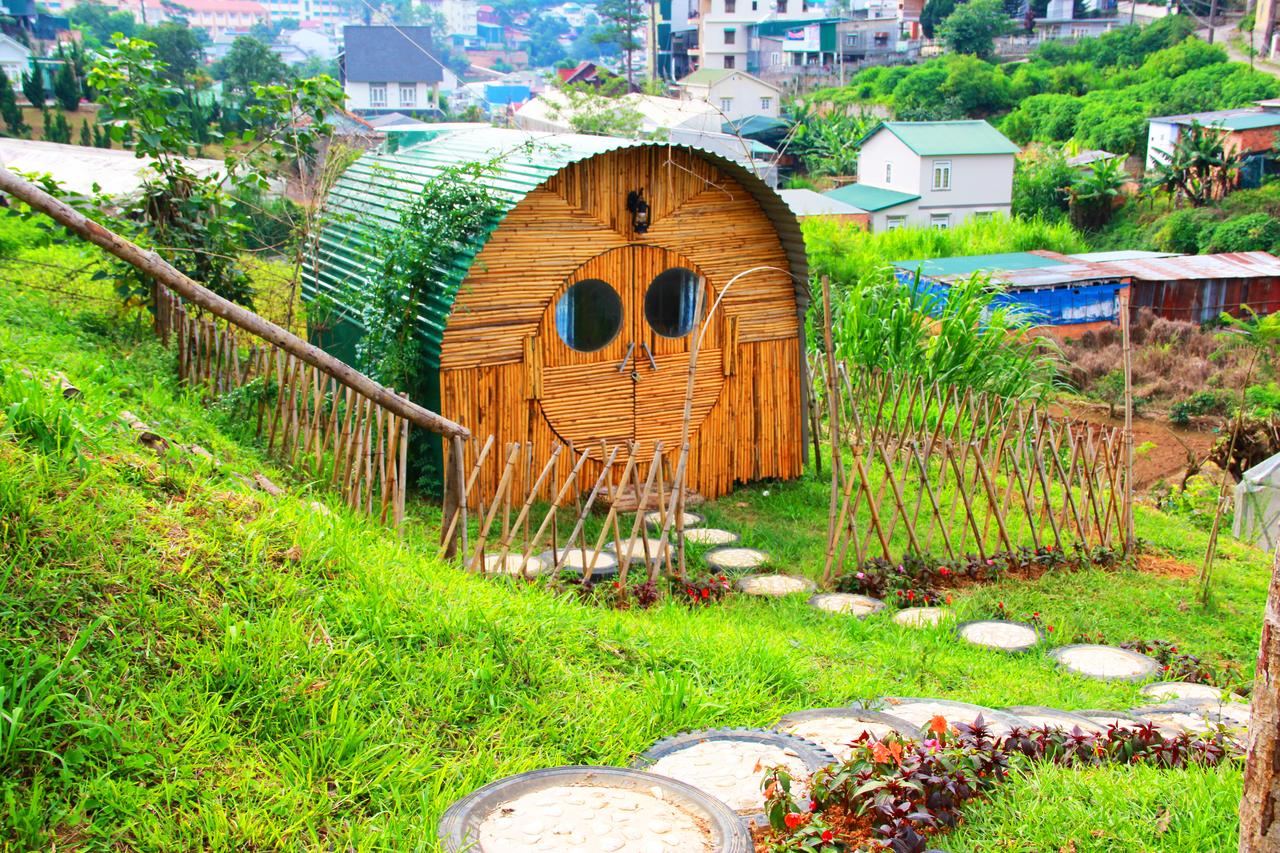 Ngôi nhà mặt cười bên ngoài Hobbit Villa Homestay rất đặc biệt (Nguồn: Internet).