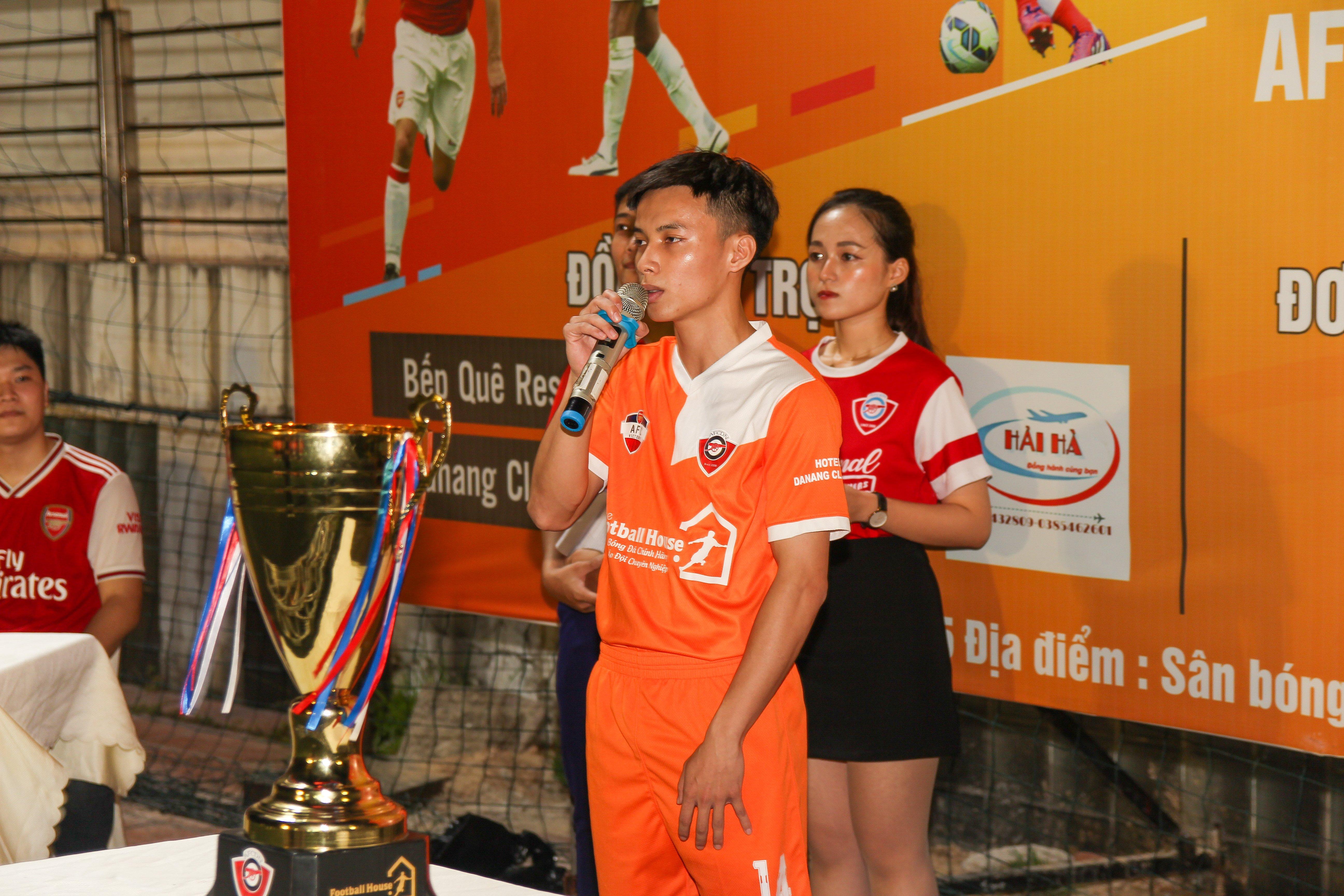 Cầu thủ Lê Minh Anh Tài (AFC Victory) đọc lời tuyên thệ. Ảnh: BTC