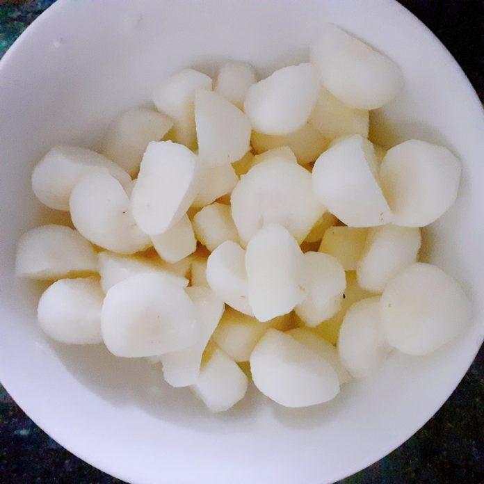 Gọt vỏ và rửa sạch củ năng (Ảnh: BlogAnChoi) Gọt vỏ và rửa sạch củ năng (Ảnh: BlogAnChoi)