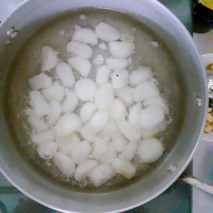 Trụng sơ củ năng qua nước sôi (Ảnh: BlogAnChoi) Trụng sơ củ năng qua nước sôi (Ảnh: BlogAnChoi)