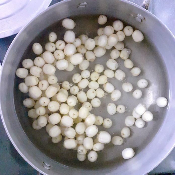 Luộc hạt sen vừa chín mềm và giữ lại phần nước dùng (Ảnh: BlogAnChoi) Luộc hạt sen vừa chín mềm và giữ lại phần nước dùng (Ảnh: BlogAnChoi)