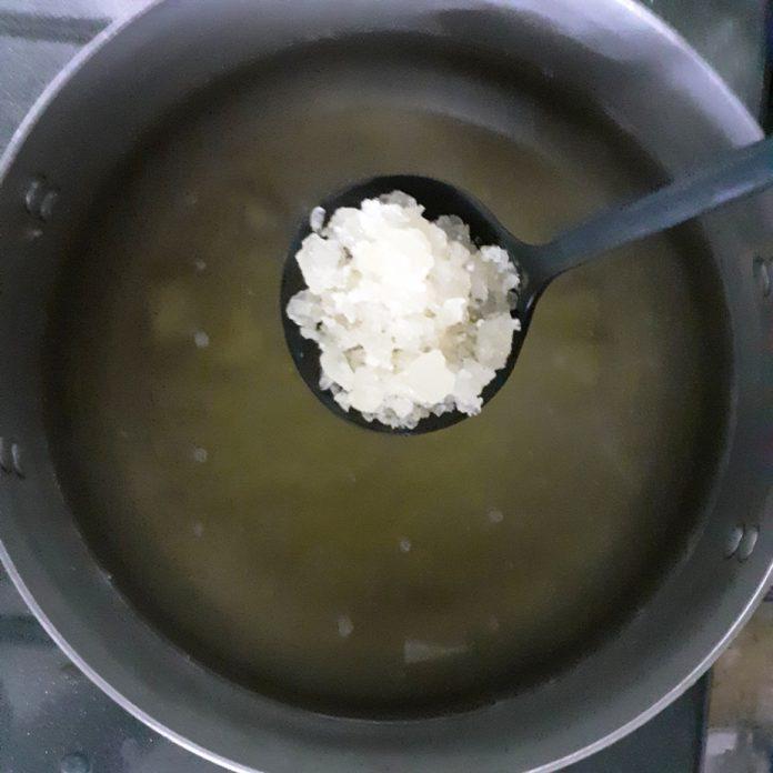 Nấu tan đường phèn (Ảnh: BlogAnChoi) Nấu tan đường phèn (Ảnh: BlogAnChoi)