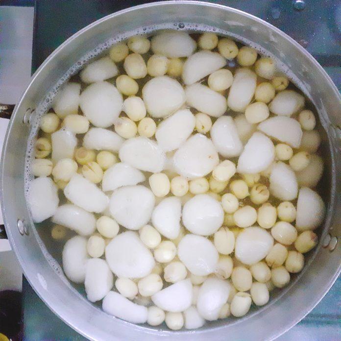 Cho hạt sen vào khi củ năng đã chín tới (Ảnh: BlogAnChoi) Cho hạt sen vào khi củ năng đã chín tới (Ảnh: BlogAnChoi)