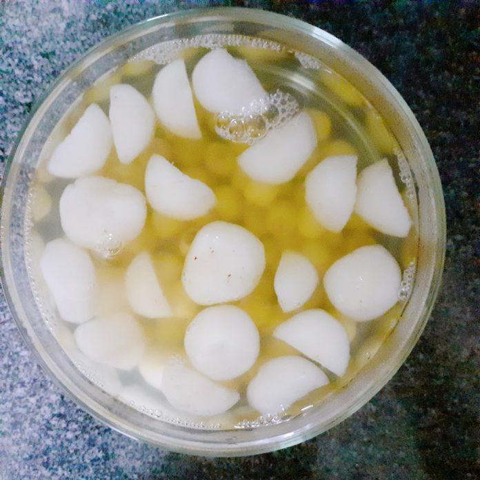 Bảo quản chè hạt sen củ năng trong tủ lạnh (Ảnh: BlogAnChoi) Bảo quản chè hạt sen củ năng trong tủ lạnh (Ảnh: BlogAnChoi)