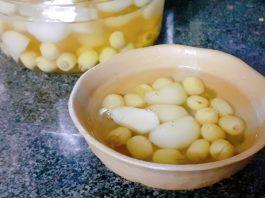 Chỉ cần cho thêm một ít đá vào nữa là bạn đã có một chén chè hạt sen củ năng mát lạnh để thưởng thức rồi (Ảnh: BlogAnChoi)