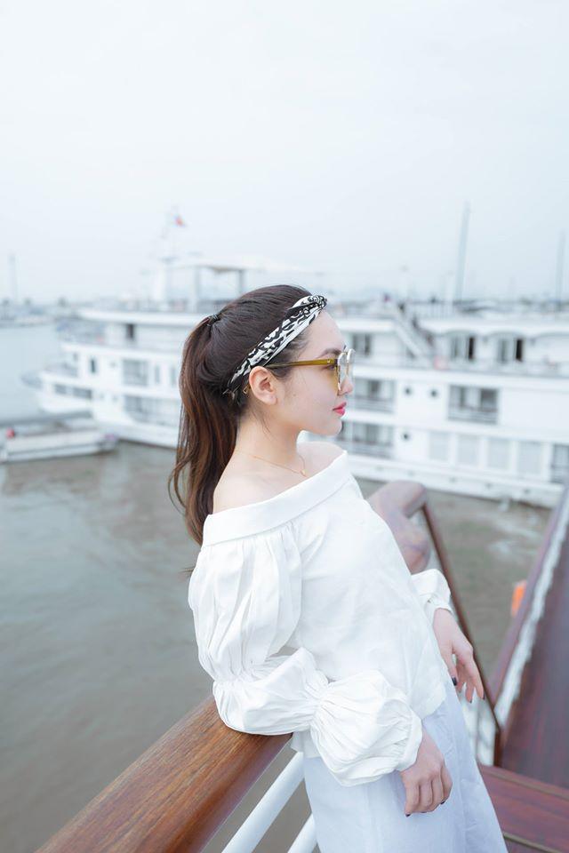 Toàn bộ outfit trắng được tô điểm bằng chiếc khăn turban hoạ tiết trắng đen thật sự là hoàn hảo (Nguồn: Internet)