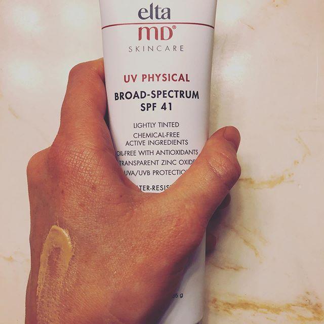 Kem chống nắng Elta MD UV Physical Broad-spectrum SPF 41 có kết cấu dạng kem hơi đặc (Nguồn: Internet) Kem chống nắng Elta MD UV Physical Broad-spectrum SPF 41 có kết cấu dạng kem hơi đặc (Nguồn: Internet)