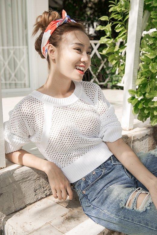 Combo jean và áo trắng sẽ không còn đơn giản khi thêm vào đó một chiếc khăn vải thắt nút trên mái tóc được búi cao của Ninh Dương Lan Ngọc (Nguồn: Internet)