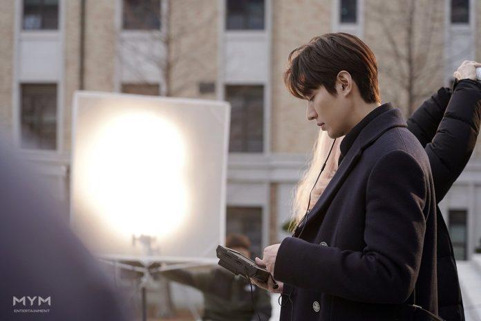 Lee Min Ho chăm chú xem lại các cảnh quay cho bộ phim "Quân Vương Bất Diệt" (Nguồn: Internet).