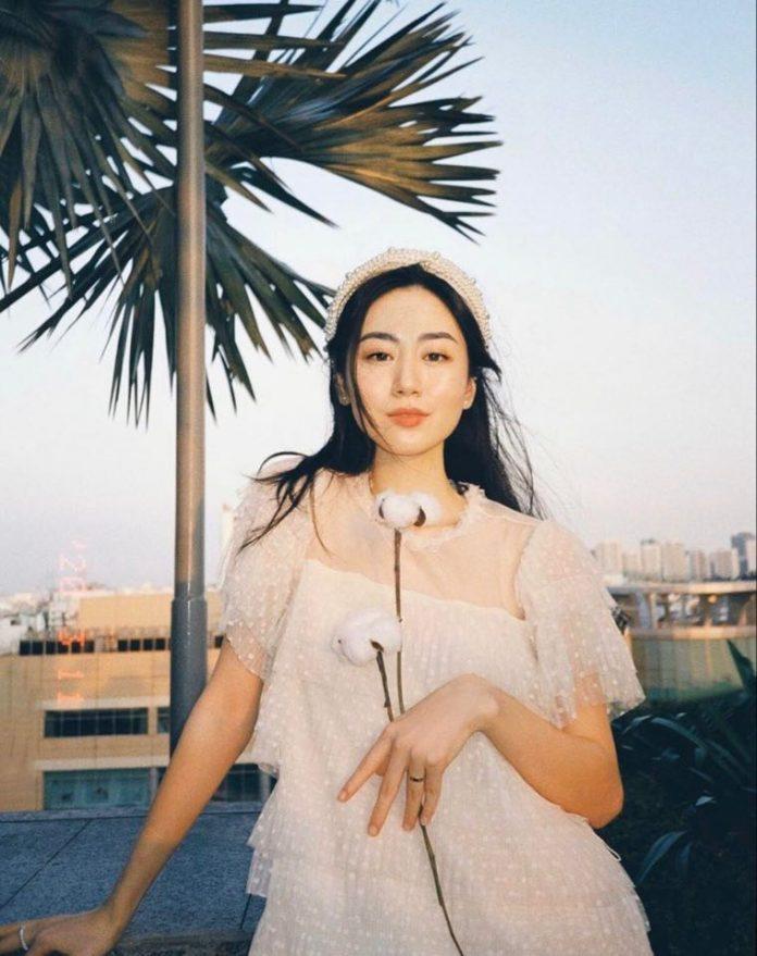 Beauty Blogger Mai Vân Trang diện băng đô dày đính ngọc trai cùng đầm trắng dịu dàng (Nguồn: Internet)
