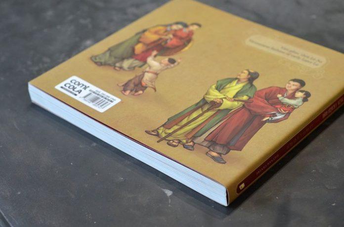 Cuốn sách ảnh Dệt Nên Triều Đại khá giày, cứng cáp, chất lượng chuẩn từ giấy đến bìa. (Ảnh: Vietnam Centre)
