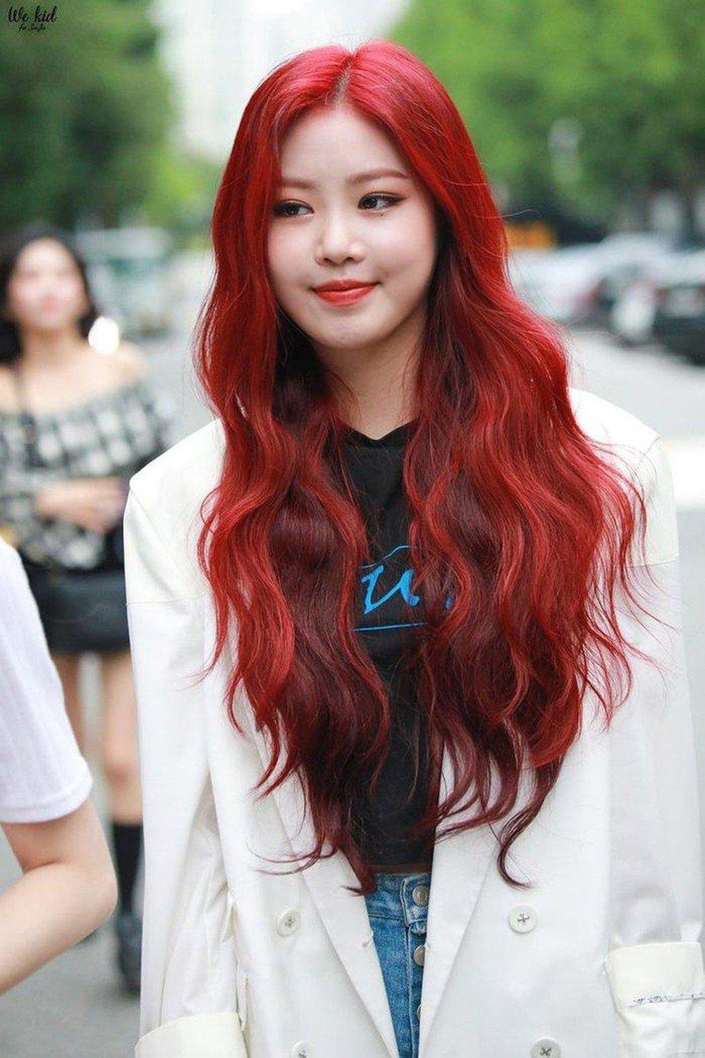 Soojin cũng là một trong những idol ấn tượng với màu tóc đỏ rực. (Ảnh: Internet)