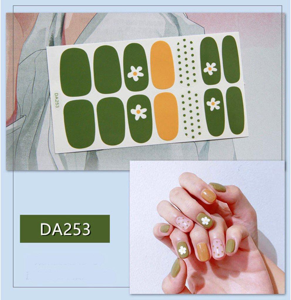 Thêm một mẫu sticker trang trí móng tay hoa cúc cho nàng điệu đà. (Ảnh: Internet)