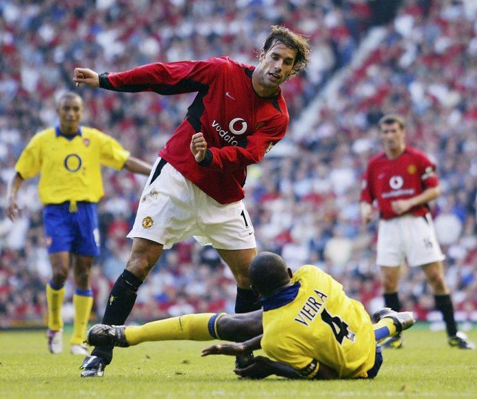 Tình huống dẫn đến tấm thẻ đỏ của Vieira trong trận Manchester United - Arsenal năm 2003