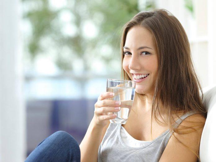 Thường xuyên uống nước để thanh lọc cơ thể. 