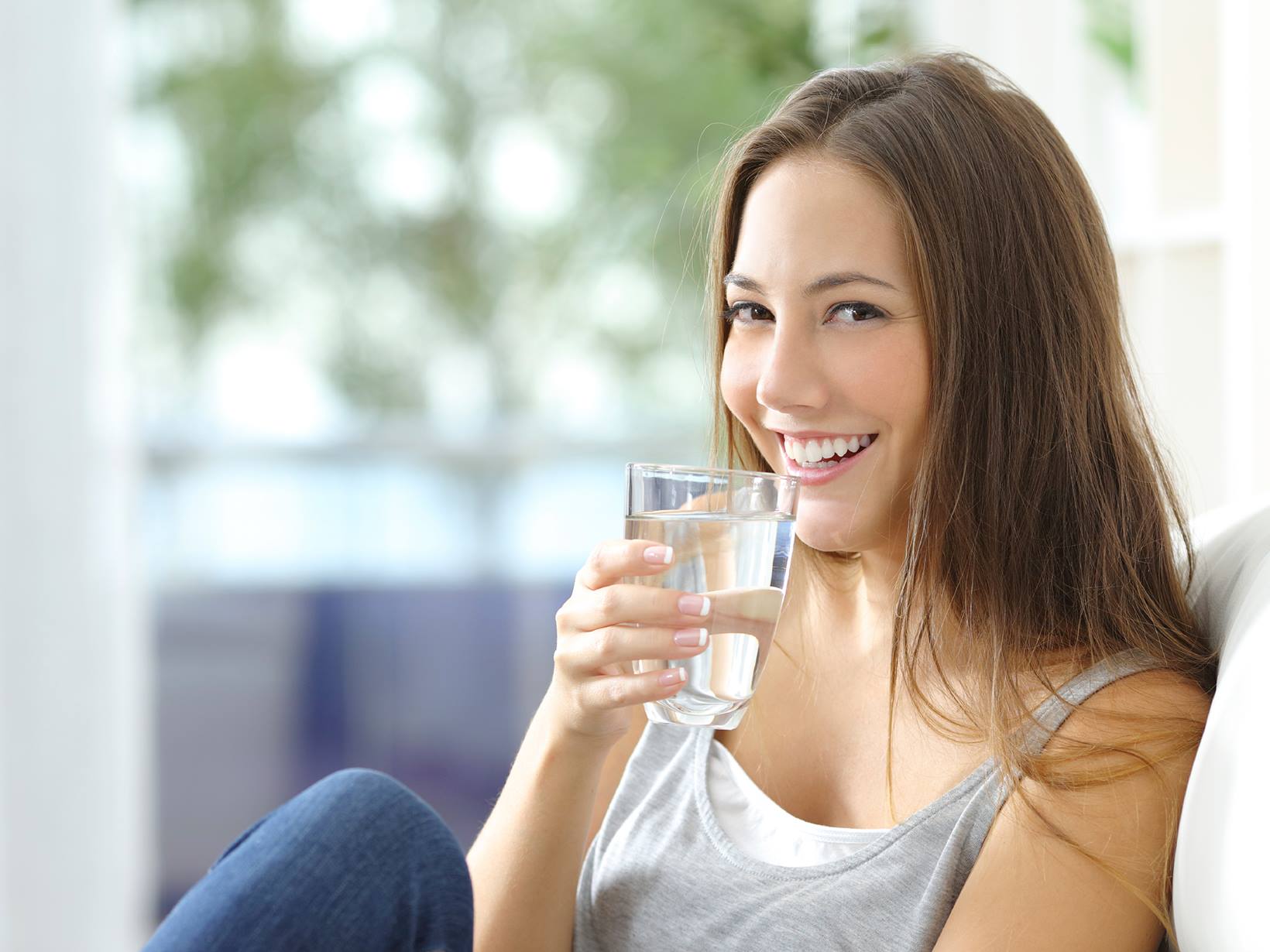 Thường xuyên uống nước để thanh lọc cơ thể. 