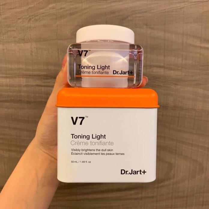 Kem dưỡng V7 Toning Light được đầu tư thiết kế từ vỏ hộp cho đến sản phẩm bên trong. (nguồn: Internet)